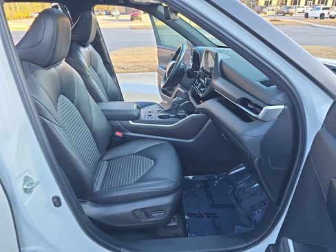 Used 2023 Toyota Highlander XSE image 10