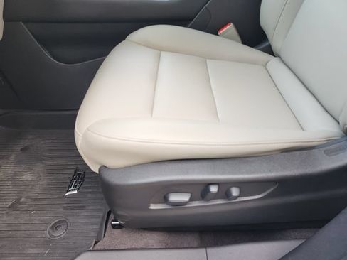 Used 2023 Cadillac XT4 Luxury w/ Cold Weather Package FWD image 25