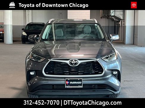 Used 2022 Toyota Highlander XLE AWD/4WD image 3