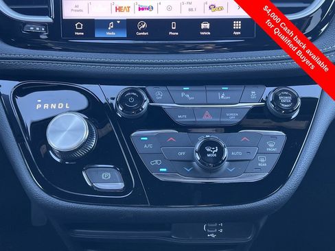 New 2026 Chrysler Pacifica Select image 5