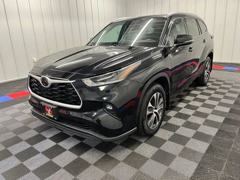 Used 2021 Toyota Highlander XLE AWD/4WD image 6