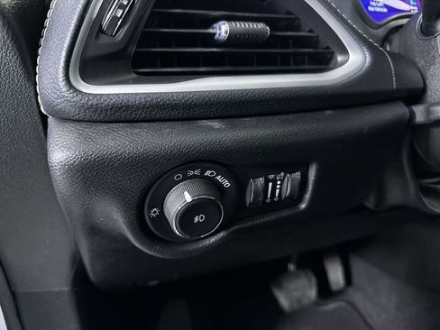 Used 2021 Chrysler Pacifica Touring-L w/ Uconnect Theater Family Group FWD image 18