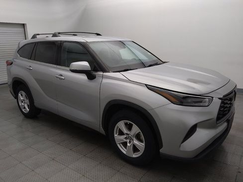 Used 2022 Toyota Highlander L FWD image 11