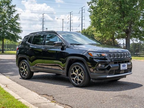 Used 2025 Jeep Compass Limited AWD/4WD image 4