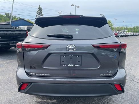 Used 2024 Toyota Highlander XLE AWD/4WD image 6