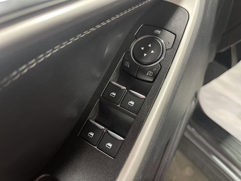 Used 2022 Ford Explorer XLT w/ Equipment Group 202A image 9