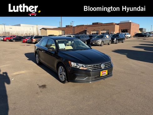 Used 2018 Volkswagen Passat 2.0T SE image 1