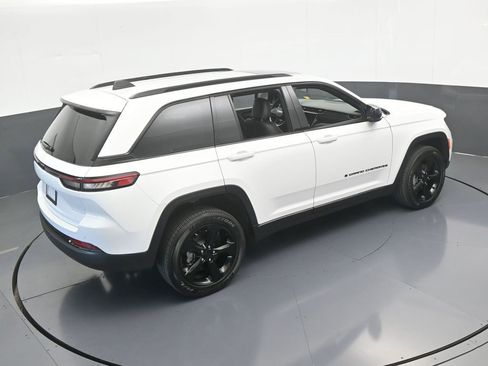 Used 2025 Jeep Grand Cherokee Altitude image 51