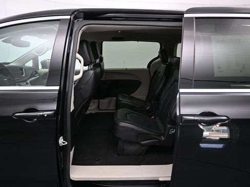 Used 2023 Chrysler Pacifica Touring-L FWD image 21