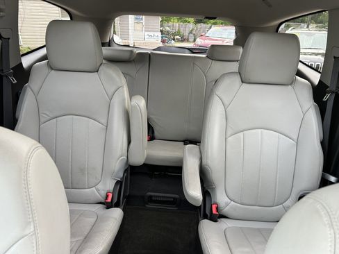 Used 2011 Chevrolet Traverse LTZ AWD/4WD image 16