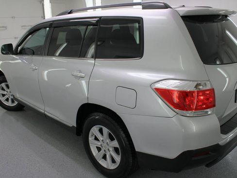 Used 2011 Toyota Highlander SE w/ Tow Pkg FWD image 16