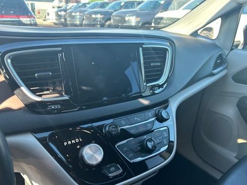 Used 2018 Chrysler Pacifica Touring-L Plus FWD image 11