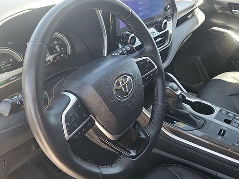 Used 2025 Toyota Highlander Limited AWD/4WD image 18