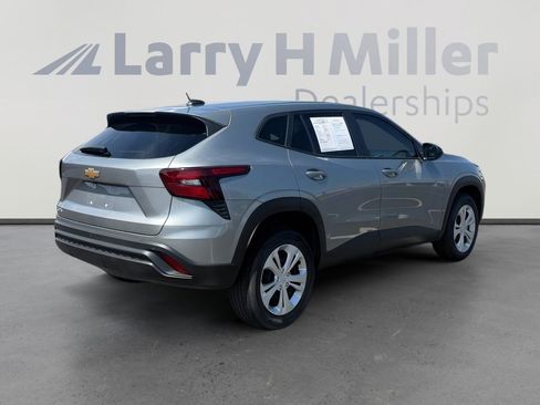 Used 2025 Chevrolet Trax LS w/ Driver Confidence Package FWD image 5