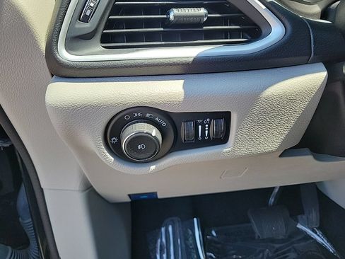 Used 2024 Chrysler Pacifica Touring-L FWD image 14