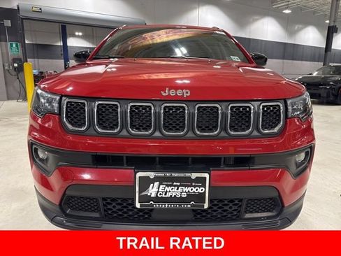 Used 2023 Jeep Compass Latitude w/ Convenience Group AWD/4WD image 2