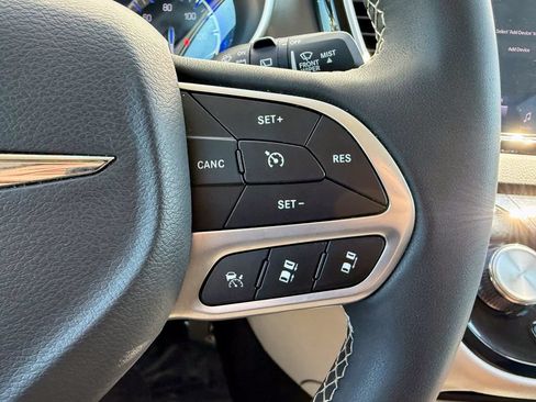 Used 2024 Chrysler Pacifica Touring-L FWD image 27