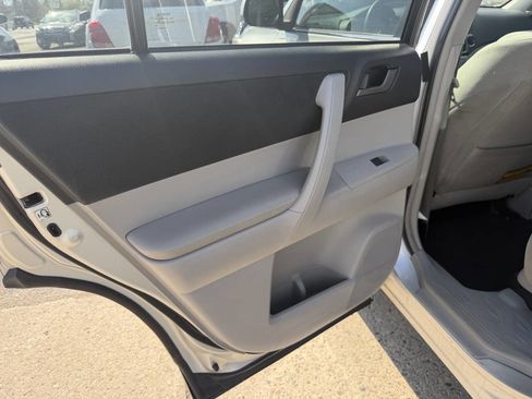 Used 2013 Toyota Highlander Plus AWD/4WD image 17