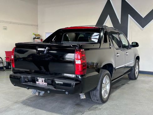 Used 2013 Chevrolet Avalanche LTZ image 5