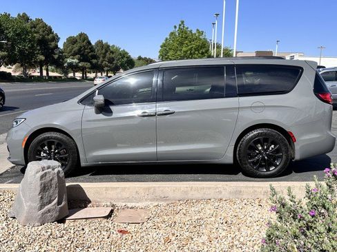 Used 2021 Chrysler Pacifica Touring-L w/ Uconnect Theater Family Group image 6
