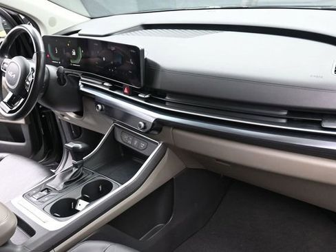 Used 2025 Kia Carnival FWD image 28