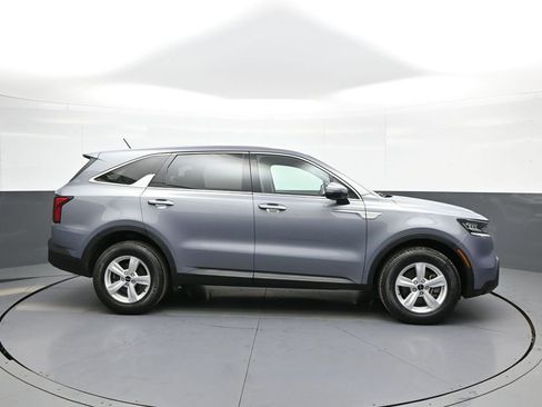 Used 2022 Kia Sorento LX image 5