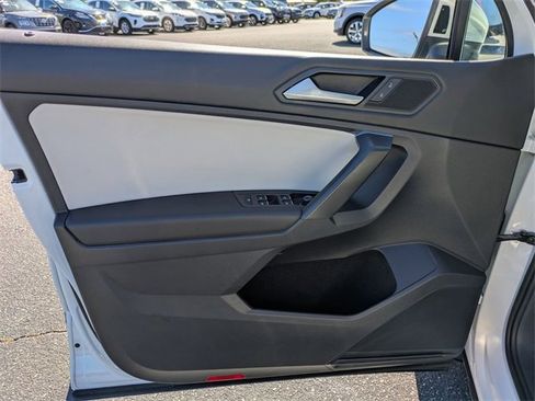 Used 2021 Volkswagen Tiguan SE image 12