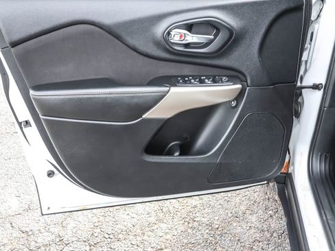 Used 2018 Jeep Cherokee Latitude w/ Altitude Package FWD image 27