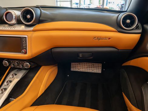 Used 2016 Ferrari California T RWD image 18