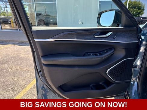New 2026 Jeep Grand Cherokee L Limited w/ Limited Altitude Package AWD/4WD image 11