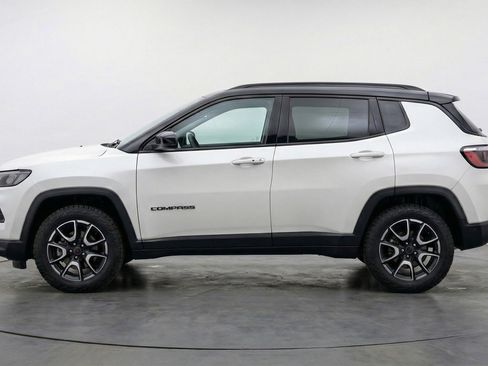 Used 2025 Jeep Compass Trailhawk AWD/4WD image 5