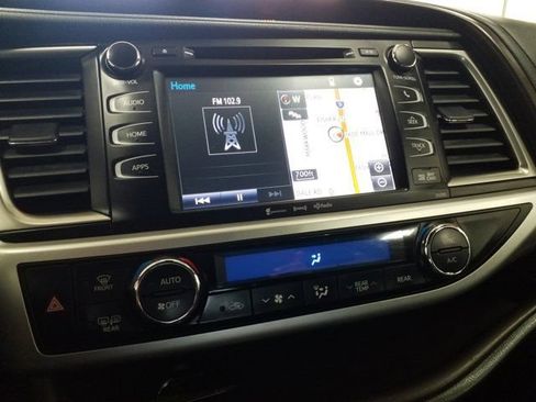 Used 2019 Toyota Highlander XLE FWD image 6