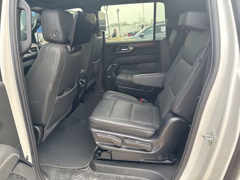 Used 2025 GMC Yukon XL Denali w/ Advanced Technology Package image 8