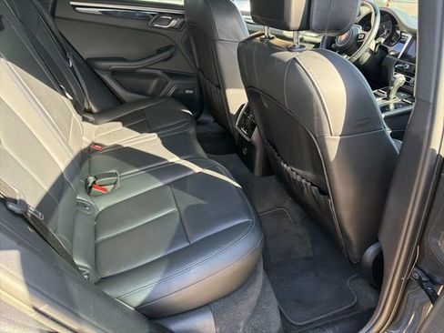 Used 2022 Porsche Macan image 12