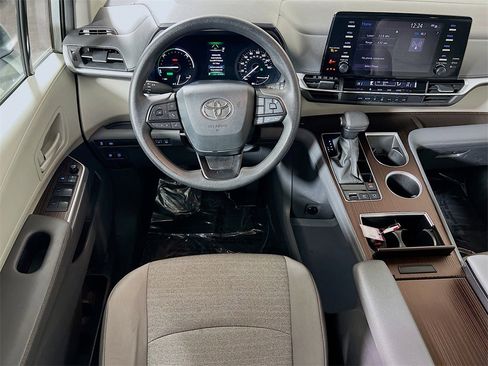 Certified 2024 Toyota Sienna LE image 20