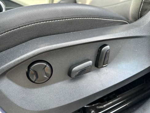 Certified 2022 Volkswagen Taos SE image 4