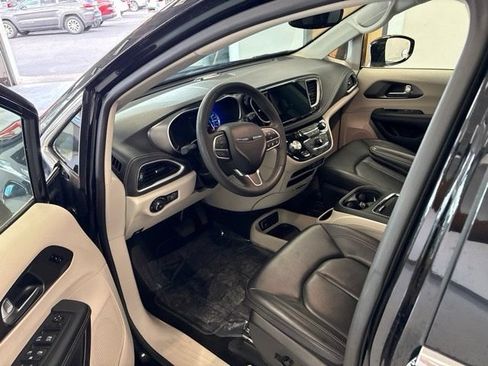 Used 2024 Chrysler Pacifica Limited FWD image 14