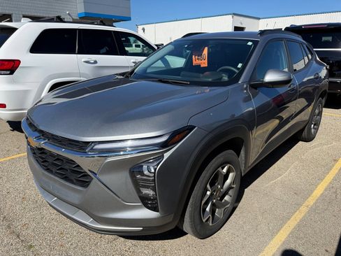 Used 2025 Chevrolet Trax LT FWD image 5