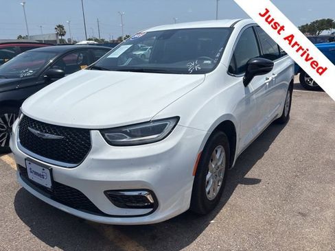 Used 2025 Chrysler Pacifica Select FWD image 1