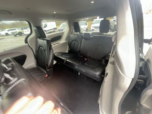 Used 2024 Chrysler Pacifica Touring-L image 14