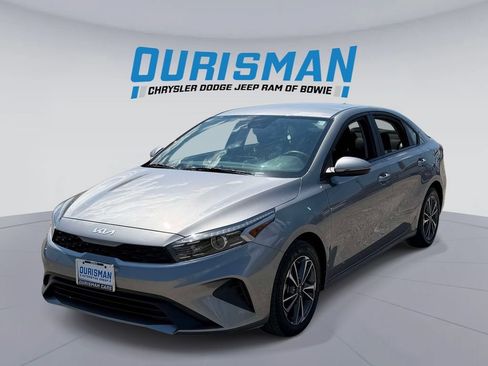 Used 2023 Kia Forte LXS w/ LXS Technology Package FWD image 5