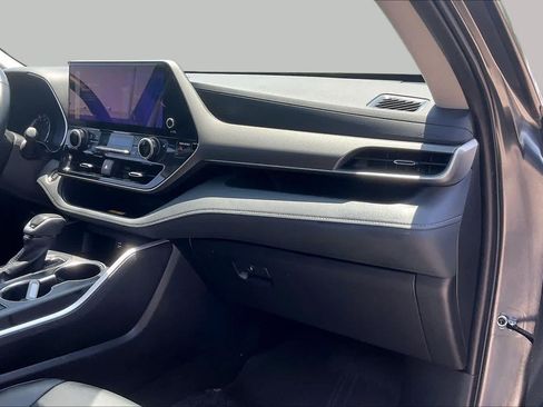 Used 2025 Toyota Highlander XLE FWD image 18