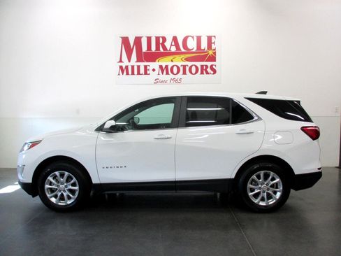 Used 2021 Chevrolet Equinox LT w/ Driver Convenience Package image 2