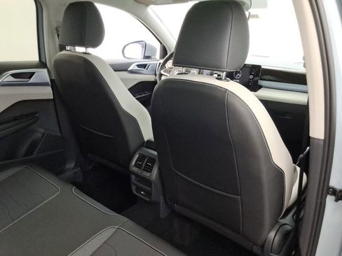 Certified 2025 Volkswagen Taos SE w/ Panoramic Sunroof Package image 22