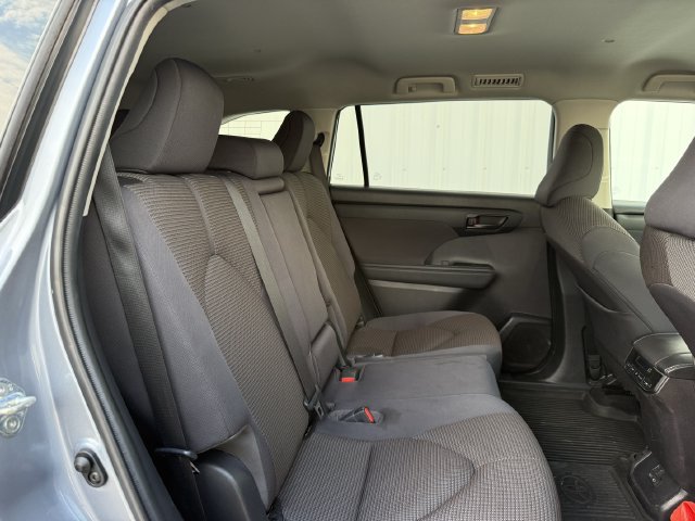 Used 2023 Toyota Highlander LE FWD image 32