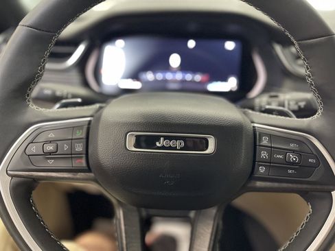 Used 2023 Jeep Grand Cherokee Limited w/ Black Appearance Package image 21