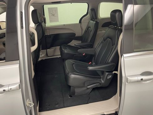 Used 2024 Chrysler Pacifica Touring-L image 17