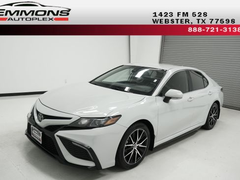 Used 2023 Toyota Camry SE FWD image 1