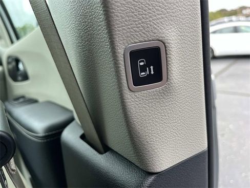 Used 2024 Chrysler Pacifica Touring-L image 26