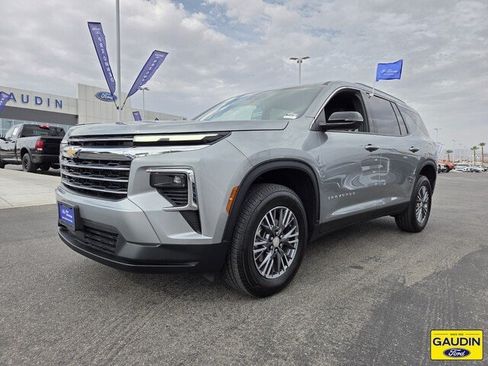 Used 2026 Chevrolet Traverse LT FWD image 3